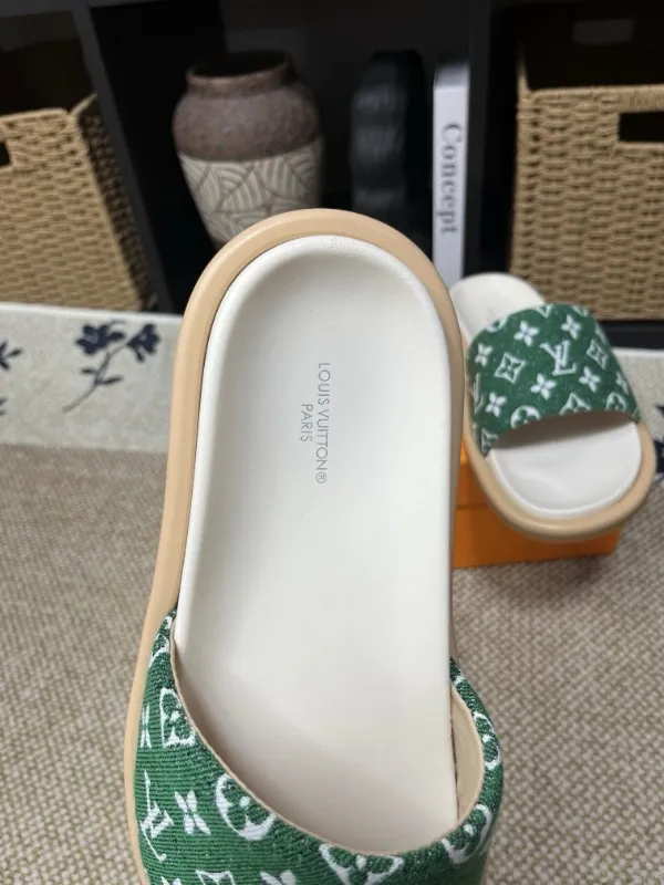 P320💰[New model] Long-term availability, 2025 new model, couple model [LOUlS VUlTTON] comes with drawer box, bag, card, invoice "Louis Vuitton ~ unique modern sandals. 》LV counter purchasing 🏃Men's and women's casual slippers, sold at the same time at the counter, the original old flower material upper is soft and comfortable, (refuses to discolor and rub the feet) sole: original factory special combination original sole, code number: 35--46 4 multiple colors 🉑️ to choose from